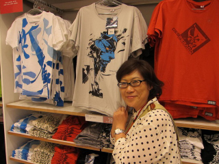 Illustration for article titled Uniqlo Folds T-Shirts Better Than You Do